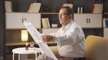 velho homem lendo jornal. video