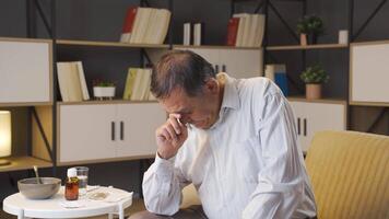 emotioneel oud Mens krijgt verdrietig. video