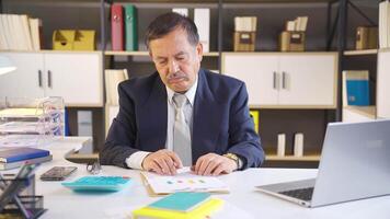 Overwhelmed businessman on the verge of bankruptcy. video