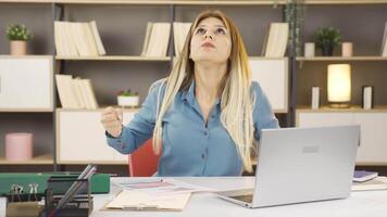 femme d'affaires perturbé par bruyant bruit. video