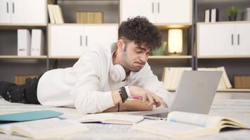 ennuyé Masculin étudiant. video