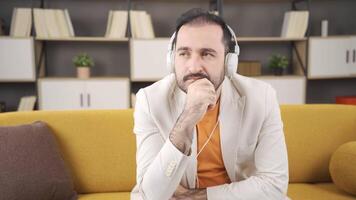 deprimiert Mann hört zu zu schleppend Musik. video