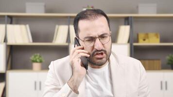 homem falando Bravo em a telefone. video