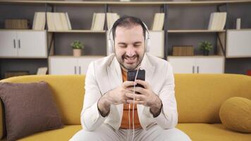 Mann Hören zu Spaß Musik. video