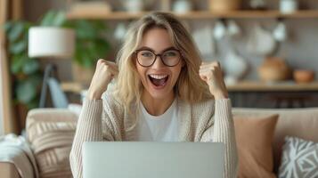 ai generado mujer celebrando mientras trabajando en ordenador portátil a café foto