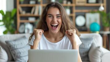 ai generado mujer celebrando mientras trabajando en ordenador portátil a café foto