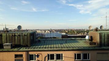 caminando en el histórico centrar de Estocolmo. usted lata ver el construcción sitio grúas y un caliente aire globo. foto