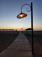 un lámpara enviar en el playa avenida foto