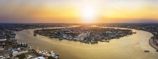 aéreo ver de mahachai-tha chalom pueblo en samuth sakorn periferia Bangkok Tailandia foto