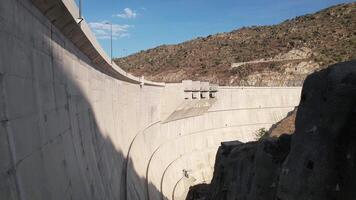 volante al di sopra di diga nel torre de moncorvo, Portogallo video