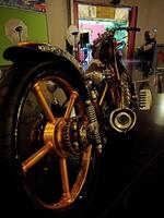 museo angkut, malang, 2023 - un modificado moto con oro llantas foto