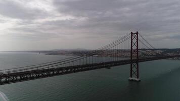 antenn se trafik i 25 de abril bro över de flod tejo. Lissabon, portugal video