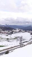 vertical vídeo pueblo de pitos das junias en Portugal cubierto con nieve después tormenta video