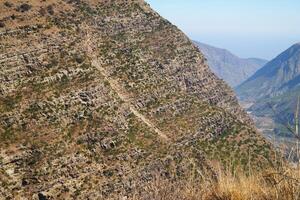 un la carretera en el montaña , esta la carretera es conocido como quetta camino, rakhi gaj acero puente es famoso en el mundo sus un nuevo preguntarse en constricción en Pakistán en 2023-09-25 foto