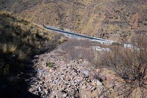 un la carretera en el montaña , esta la carretera es conocido como quetta camino, rakhi gaj acero puente es famoso en el mundo sus un nuevo preguntarse en constricción en Pakistán en 2023-09-25 foto