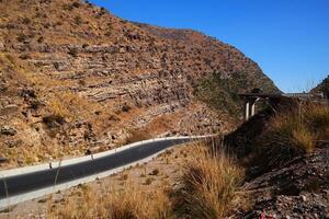 un la carretera en el montaña , esta la carretera es conocido como quetta camino, rakhi gaj acero puente es famoso en el mundo sus un nuevo preguntarse en constricción en Pakistán en 2023-09-25 foto