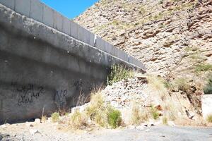 a road in the mountain , this road is known as quetta road, rakhi gaj steel bridge is famous in the world its a new wonder in constriction in Pakistan on 2023-09-25 photo