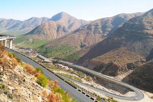 un la carretera en el montaña , esta la carretera es conocido como quetta camino, rakhi gaj acero puente es famoso en el mundo sus un nuevo preguntarse en constricción en Pakistán en 2023-09-25 foto