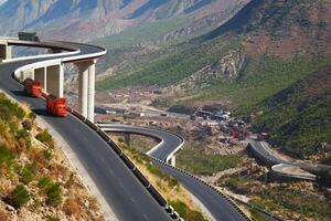 un la carretera en el montaña , esta la carretera es conocido como quetta camino, rakhi gaj acero puente es famoso en el mundo sus un nuevo preguntarse en constricción en Pakistán en 2023-09-25 foto