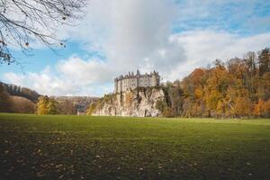 medieval vals castillo en el bancos de el río menos en el valonia región de del Sur Bélgica. gótico renacimiento castillo soportes en un escarpado rock en el provincia Namur foto