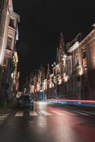 noche ciudad centrar de Gante en el flandes región, Bélgica. clásico calles de Belga ciudades histórico edificios de el más rico parte de Gante foto