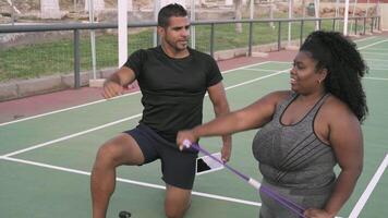 uma homem e mulher estão jogando tênis em uma quadra video