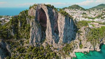 capri ö naturlig prakt de ikoniska arco naturligt. hög klippig klippor och djup blå hav i Italien. populär turist destination i sommar. video