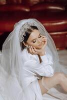 lujo Boda corona diadema en de la novia cabeza peinado.retrato. Mañana Boda preparación novia con corona cerca arriba foto