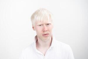 retrato de un albino hombre en estudio vestido camiseta aislado en un blanco antecedentes. anormal desviaciones raro apariencia foto