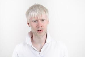 retrato de un albino hombre en estudio vestido camiseta aislado en un blanco antecedentes. anormal desviaciones raro apariencia foto