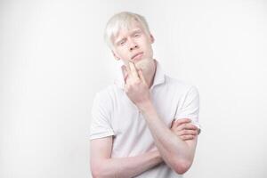 retrato de un albino hombre en estudio vestido camiseta aislado en un blanco antecedentes. anormal desviaciones raro apariencia foto