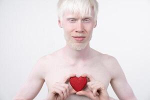 retrato de un albino hombre en estudio vestido camiseta aislado en un blanco antecedentes. anormal desviaciones raro apariencia foto