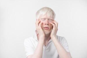 retrato de un albino hombre en estudio vestido camiseta aislado en un blanco antecedentes. anormal desviaciones raro apariencia foto