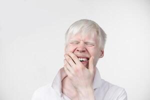 retrato de un albino hombre en estudio vestido camiseta aislado en un blanco antecedentes. anormal desviaciones raro apariencia foto