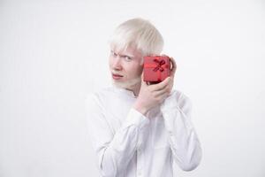 retrato de un albino hombre en estudio vestido camiseta aislado en un blanco antecedentes. anormal desviaciones raro apariencia foto