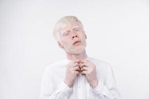 retrato de un albino hombre en estudio vestido camiseta aislado en un blanco antecedentes. anormal desviaciones raro apariencia foto