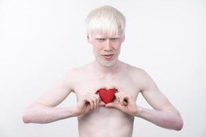 retrato de un albino hombre en estudio vestido camiseta aislado en un blanco antecedentes. anormal desviaciones raro apariencia foto