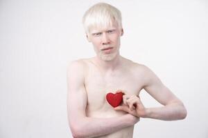 retrato de un albino hombre en estudio vestido camiseta aislado en un blanco antecedentes. anormal desviaciones raro apariencia foto