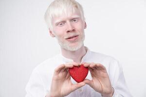 retrato de un albino hombre en estudio vestido camiseta aislado en un blanco antecedentes. anormal desviaciones raro apariencia foto