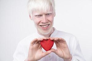 retrato de un albino hombre en estudio vestido camiseta aislado en un blanco antecedentes. anormal desviaciones raro apariencia foto