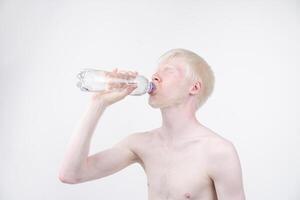 retrato de un albino hombre en estudio vestido camiseta aislado en un blanco antecedentes. anormal desviaciones raro apariencia foto