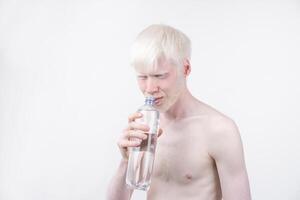 retrato de un albino hombre en estudio vestido camiseta aislado en un blanco antecedentes. anormal desviaciones raro apariencia foto