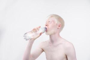 retrato de un albino hombre en estudio vestido camiseta aislado en un blanco antecedentes. anormal desviaciones raro apariencia foto