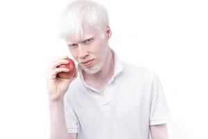 retrato de un albino hombre en estudio vestido camiseta aislado en un blanco antecedentes. anormal desviaciones raro apariencia foto