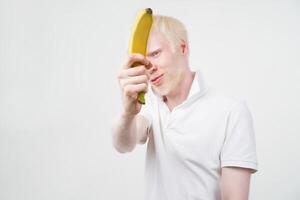 retrato de un albino hombre en estudio vestido camiseta aislado en un blanco antecedentes. anormal desviaciones raro apariencia foto