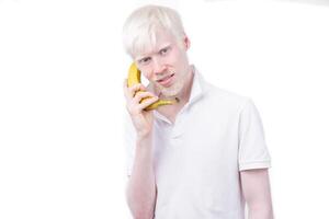 retrato de un albino hombre en estudio vestido camiseta aislado en un blanco antecedentes. anormal desviaciones raro apariencia foto