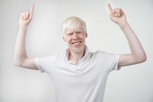 retrato de un albino hombre en estudio vestido camiseta aislado en un blanco antecedentes. anormal desviaciones raro apariencia foto