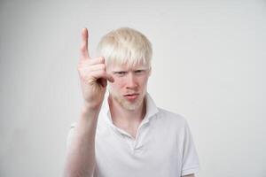 retrato de un albino hombre en estudio vestido camiseta aislado en un blanco antecedentes. anormal desviaciones raro apariencia foto