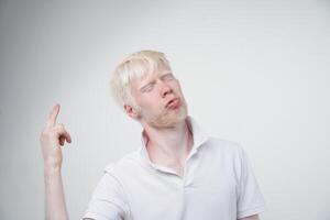 retrato de un albino hombre en estudio vestido camiseta aislado en un blanco antecedentes. anormal desviaciones raro apariencia foto