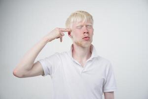 retrato de un albino hombre en estudio vestido camiseta aislado en un blanco antecedentes. anormal desviaciones raro apariencia foto